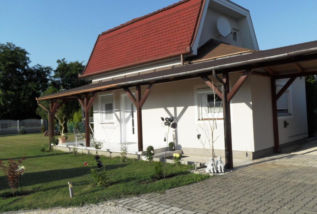 Ferienhaus Am Plattensee Balatonmáriafürdő Exteriör bild